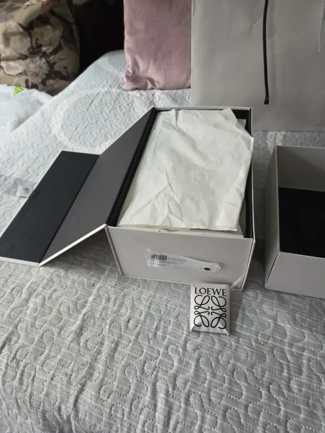   Cajas Loewe Blancas y bolsa de regalo. 