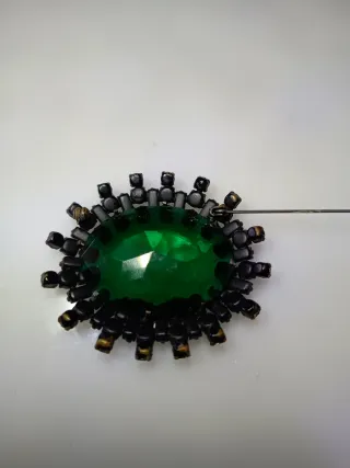 Broche ovalado con pedrería verde