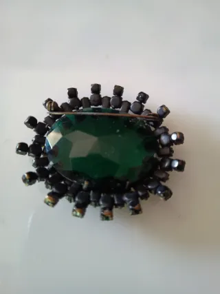 Broche ovalado con pedrería verde