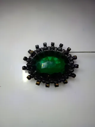 Broche ovalado con pedrería verde