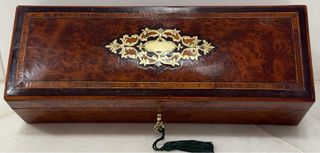 Caja de madera con incrustaciones