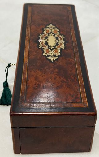 Caja de madera con incrustaciones