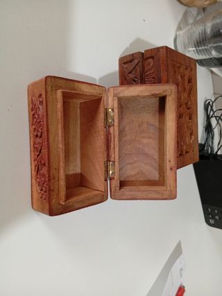 Scatoline intarsiate in legno