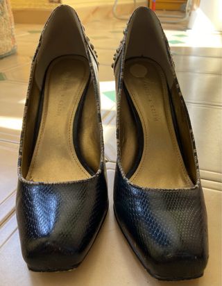 Tacones Charles & Keith estampado serpiente