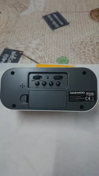 Reloj despertador digital blanco