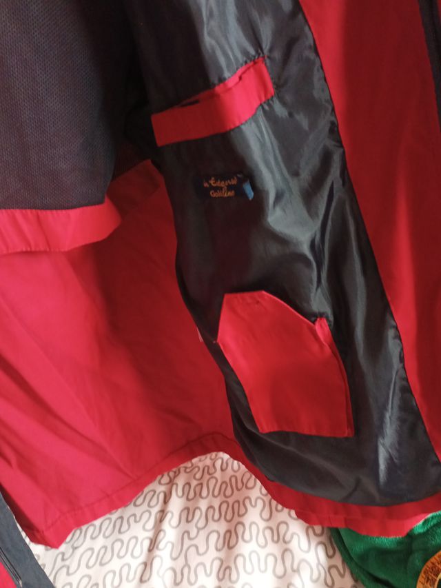 Cazadora cortavientos roja