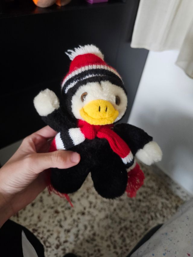 Pingüino peluche con gorro y bufanda