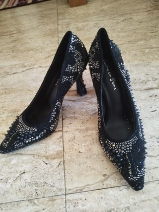 Zapatos de fiesta negros con tachuelas