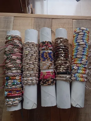 Pulseras de conchas y cuentas