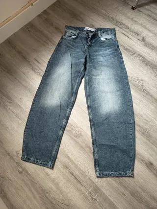 Vaqueros anchos, cintura baja. Puestos una vez. 