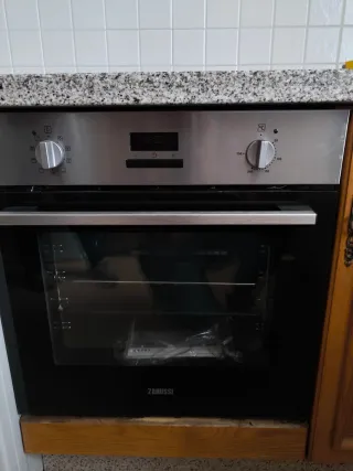 Horno Zanussi Acero Inoxidable con 2 meses de uso.