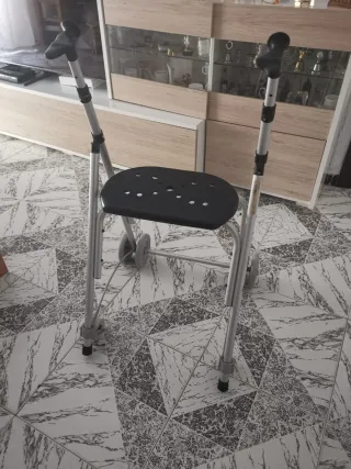 Andador para mayores con asiento