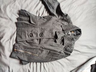 Chaqueta corta con volantes