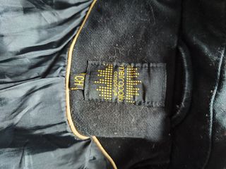 Chaqueta corta con volantes