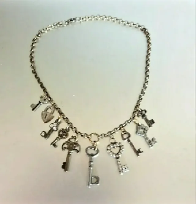 Collar con dijes de llaves y candados