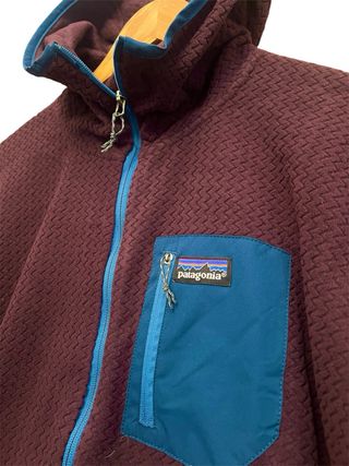 Forro polar Patagonia con capucha