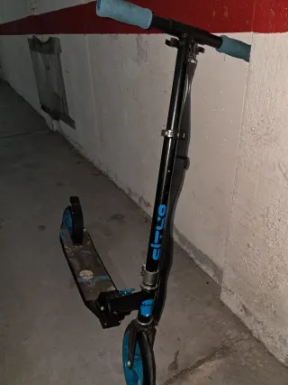 Patinete  azul y negro, talla grande.