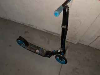 Patinete  azul y negro, talla grande.