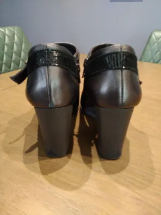 Botines piel tacón hebilla 39