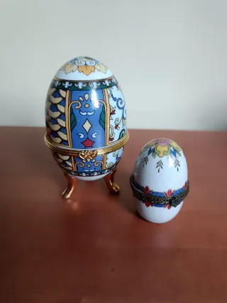 Coppia di uova in porcellana decorata
