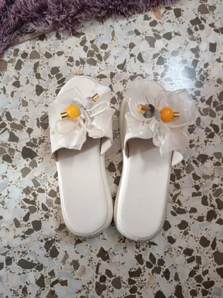 Chanclas de vestir blancas con adorno
