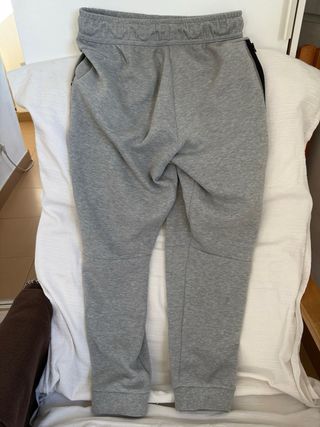 Pantalón Nike Tech Gris