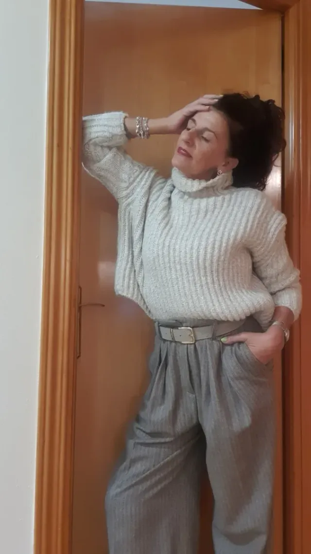 Jersey cuello alto crop ancho beige/gris