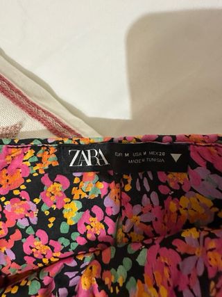 Falda Zara floral negra mini. 