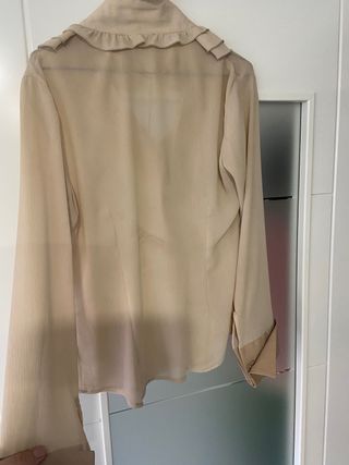 Blusa beige con volantes talla M