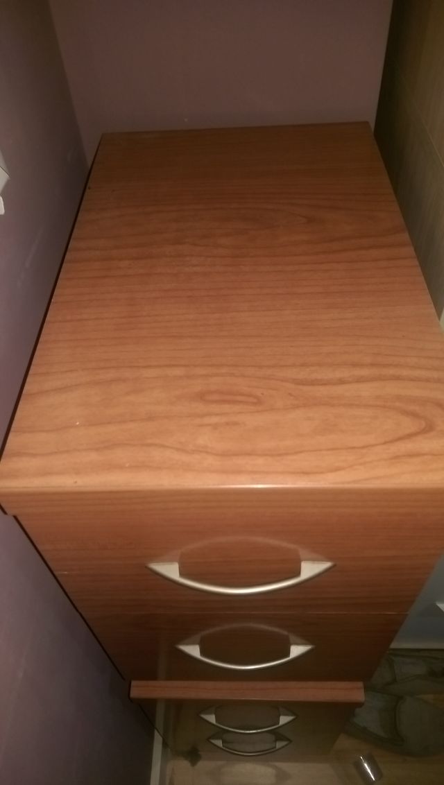 Dos mesitas auxiliares exactamente iguales