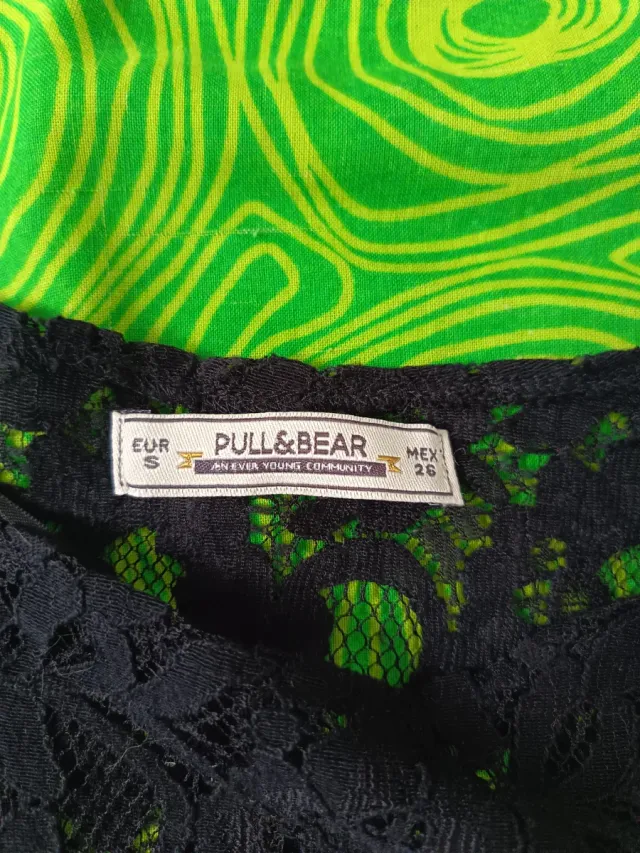 Blusa encaje Pull&Bear negra