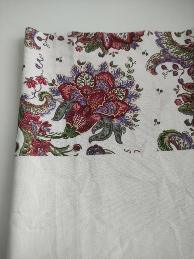 Retal de tela algodón estampado lateral floral