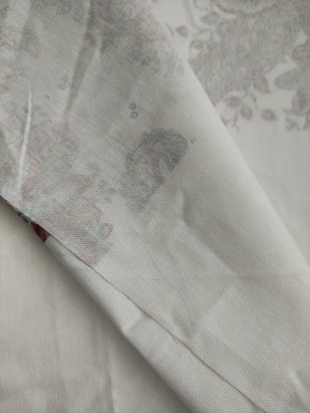 Retal de tela algodón estampado lateral floral