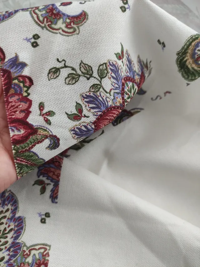 Retal de tela algodón estampado lateral floral