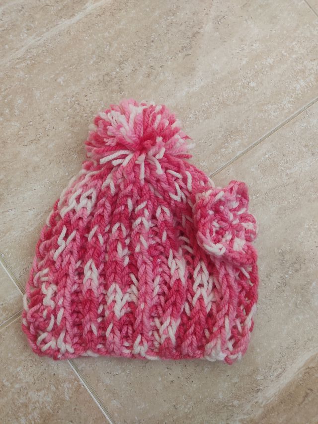 Gorro de lana rosa y blanco con pompón