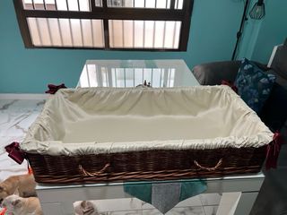 Cesta mimbre forrada tela y lazos rojos