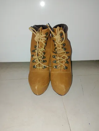 Botines de tacón con cordones