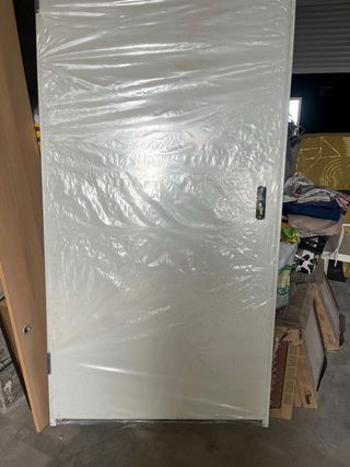 Puerta blanca con cerradura