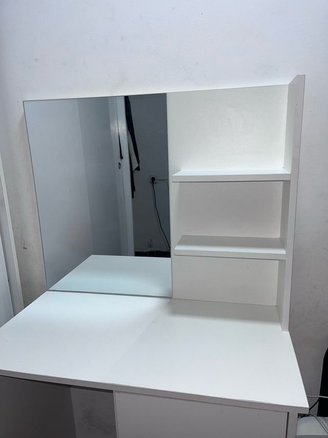 Tocador blanco con espejo y estantes