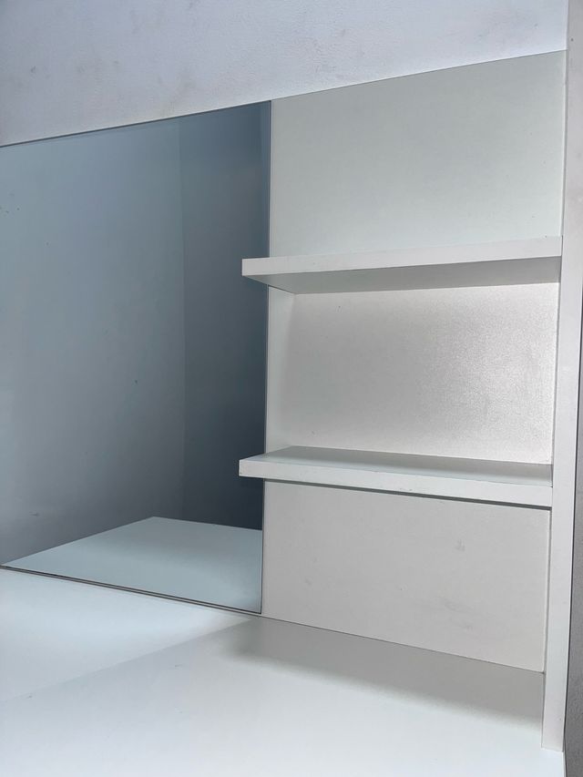 Tocador blanco con espejo y estantes