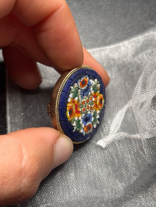 Broche redondo micromisaico vintage.