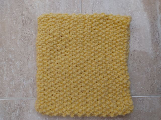 Bufanda tejida amarilla