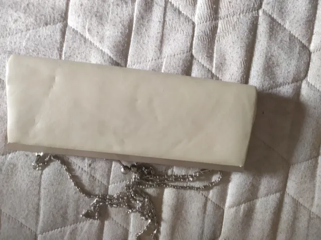 Bolso de mano negro con cadena