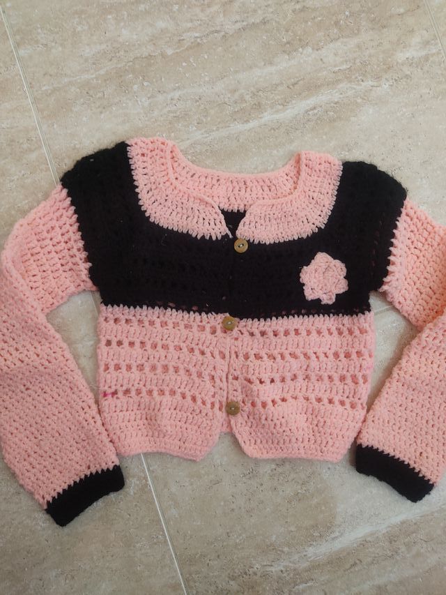 Rebeca tejida rosa y negra