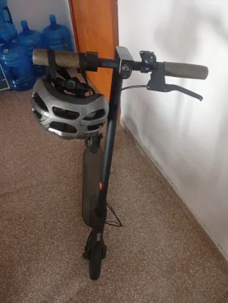 Patinete Eléctrico con Casco y Cargador