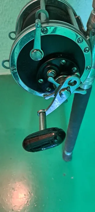 Carrete de pesca con sedal