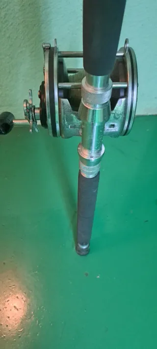 Carrete de pesca con sedal