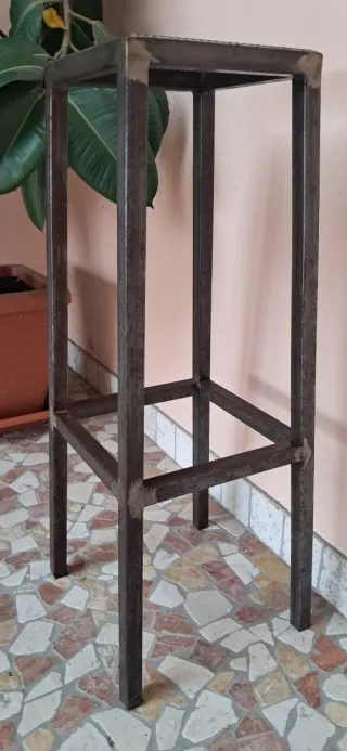 Sgabello bar industriale su misura