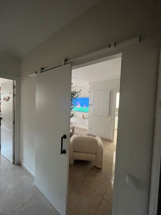 Puerta corredera con guías