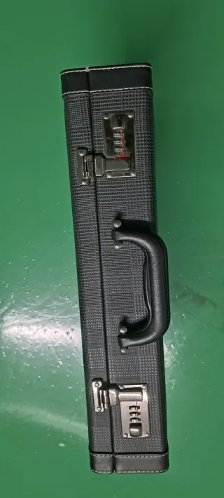 Maletín negro con combinación